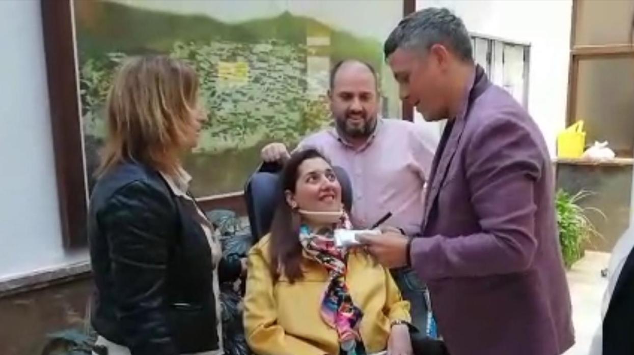 Patricia, junto a su marido Paco y su amiga Nuria en el encuentro con Alejandro Sanz en el Ayuntamiento de Alcalá de los Gazules