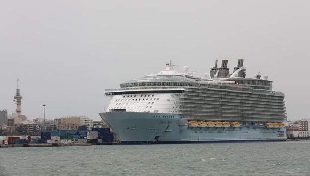 Llega a Cádiz el crucero 'Oasis of the seas' tras su accidente en Bahamas
