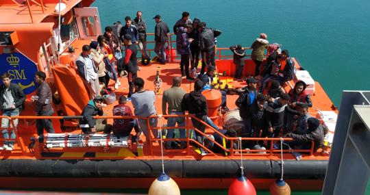 Salvamento llega a puerto con los últimos desembarcados en Cádiz.