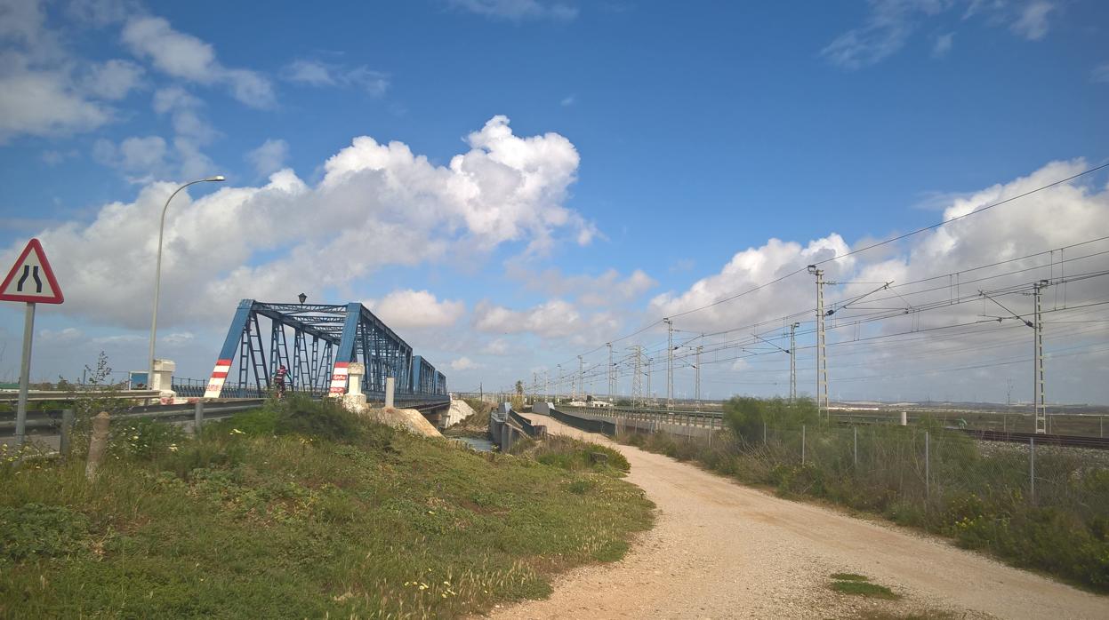 Vía paralela al Puente de Hierro.