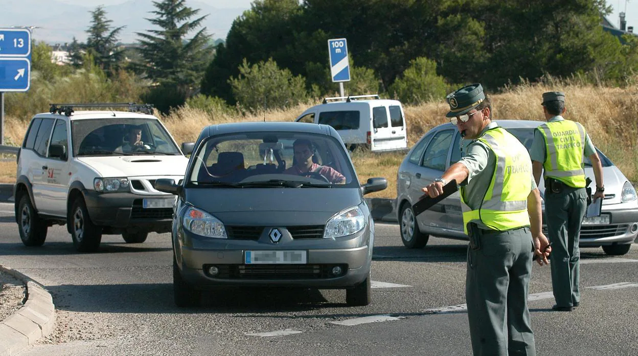 Agentes de Tráfico regulan la circulación en las carreteras de Cádiz