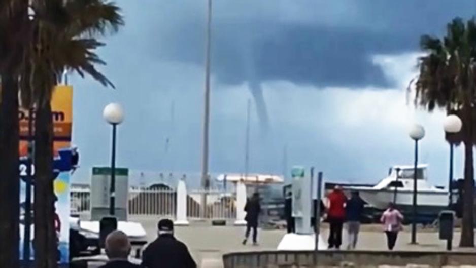 VÍDEO: Espectacular manga marina en Sancti Petri, Chiclana