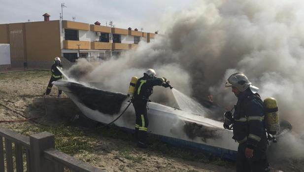 Salen ardiendo dos barcos en San Roque