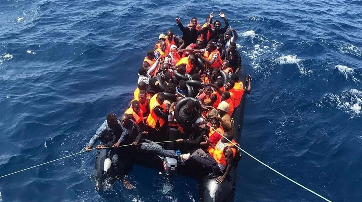 Rescatan 46 personas de una lancha neumática en el Estrecho