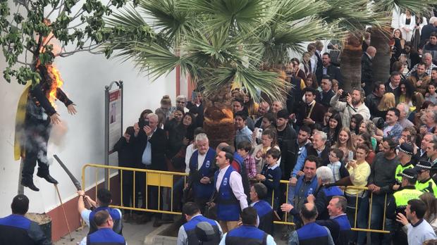 Puigdemont acusa al PSOE de participar del «acto de odio visceral» en la Quema de Judas de Coripe