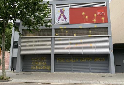 La sede del Partido Socialista Catalán ha amanecido este lunes con pintadas referentes a la Quema de Judas de Coripe