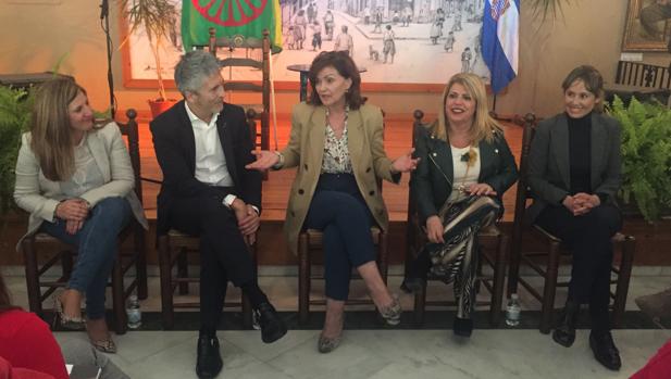 Carmen Calvo muestra sus «respetos» al flamenco en una cita con mujeres gitanas y artistas de Jerez