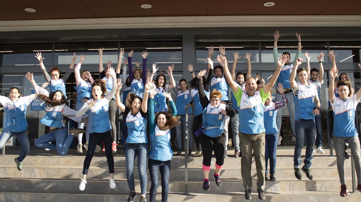 Los trabajadores de la tienda que Decathlon tiene en Camas y que celebra su 15º aniversario