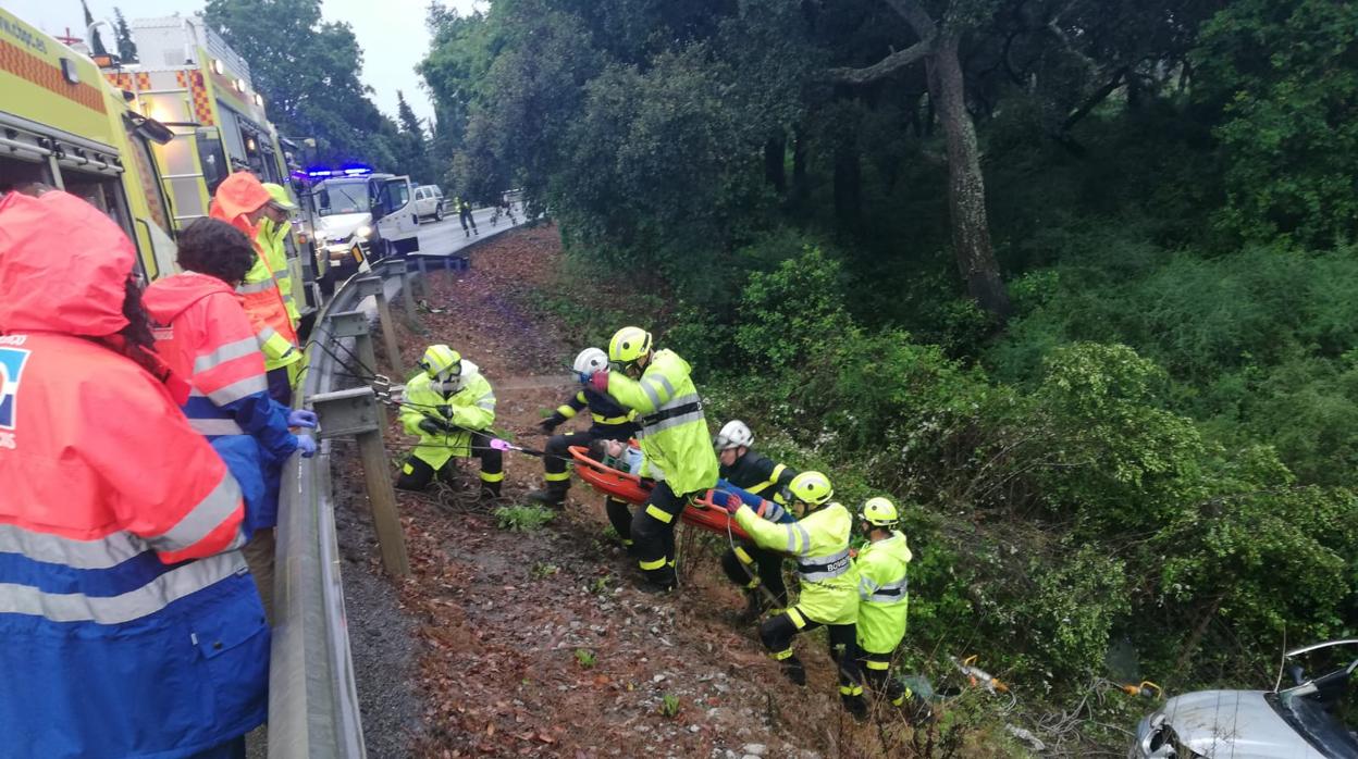 Bomberos de Jimena rescatando al conductor del vehículo accidentado