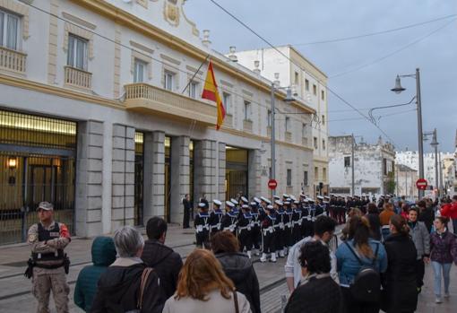La bandera de España se recoge al ocaso en La Isla