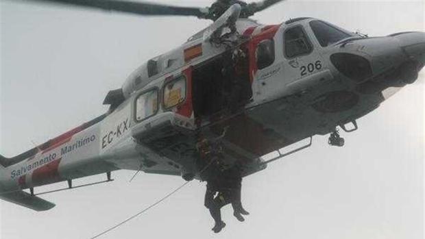 Evacuado al Hospital de Jerez el tripulante de un petrolero que iba a entrar en el Estrecho