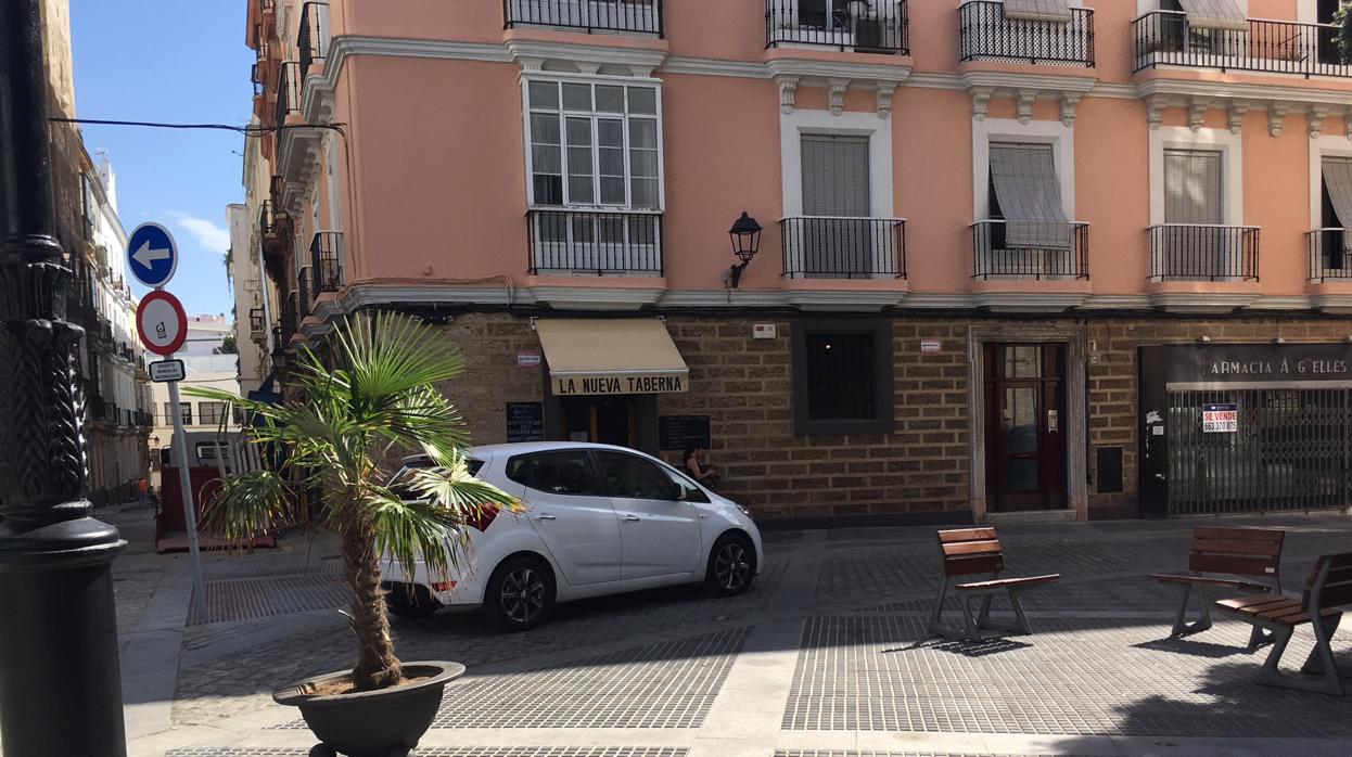 Los vehículos siguen invadiendo la plaza Argüelles pese a ser peatonal.