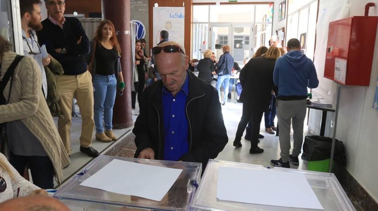 Votantes de la provincia de Cádiz acuden a las urnas en las elecciones generales de 2019.