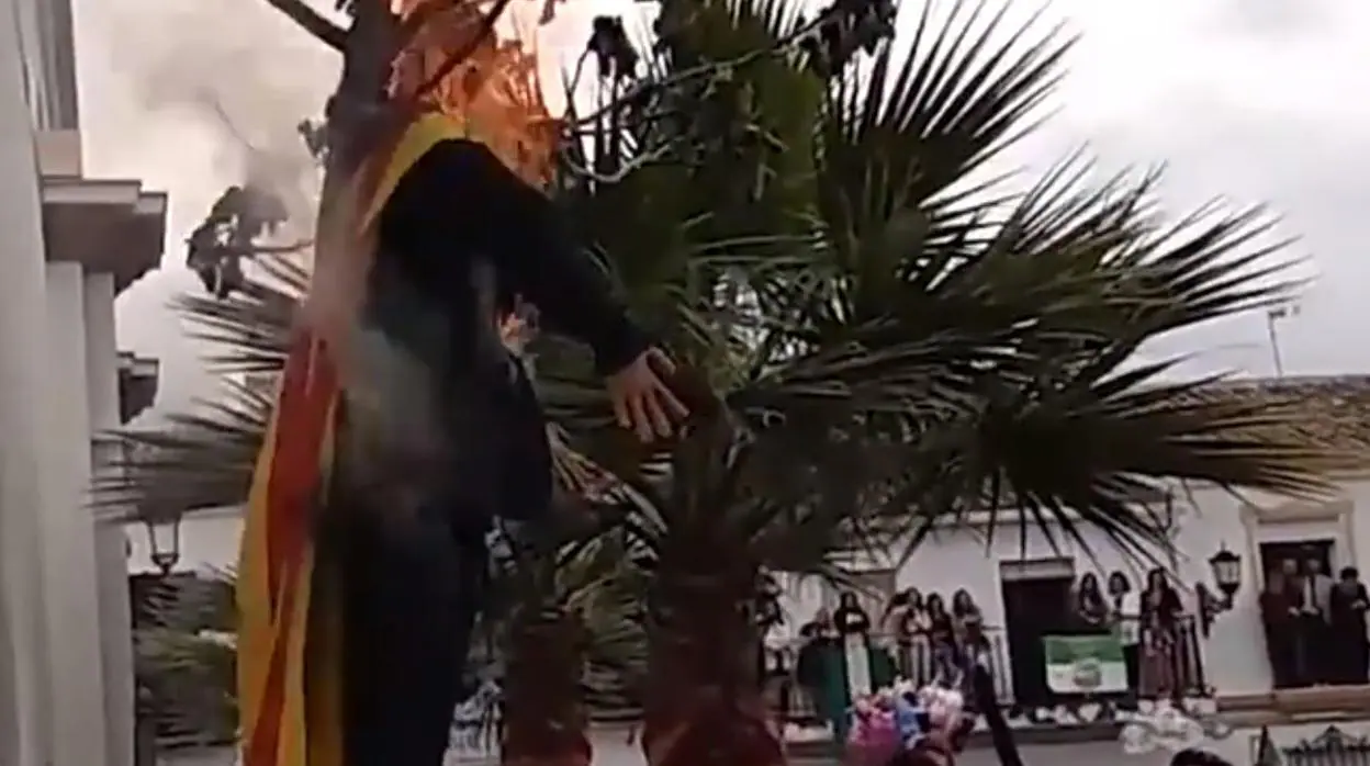 Quema del muñeco que representaba a Carlos Puigdemont en Coripe
