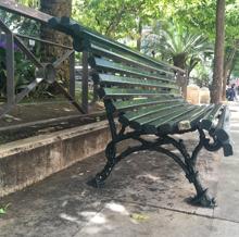 La mugre rodea los bancos y acerados de plazas como Candelaria, donde juegan muchos niños.