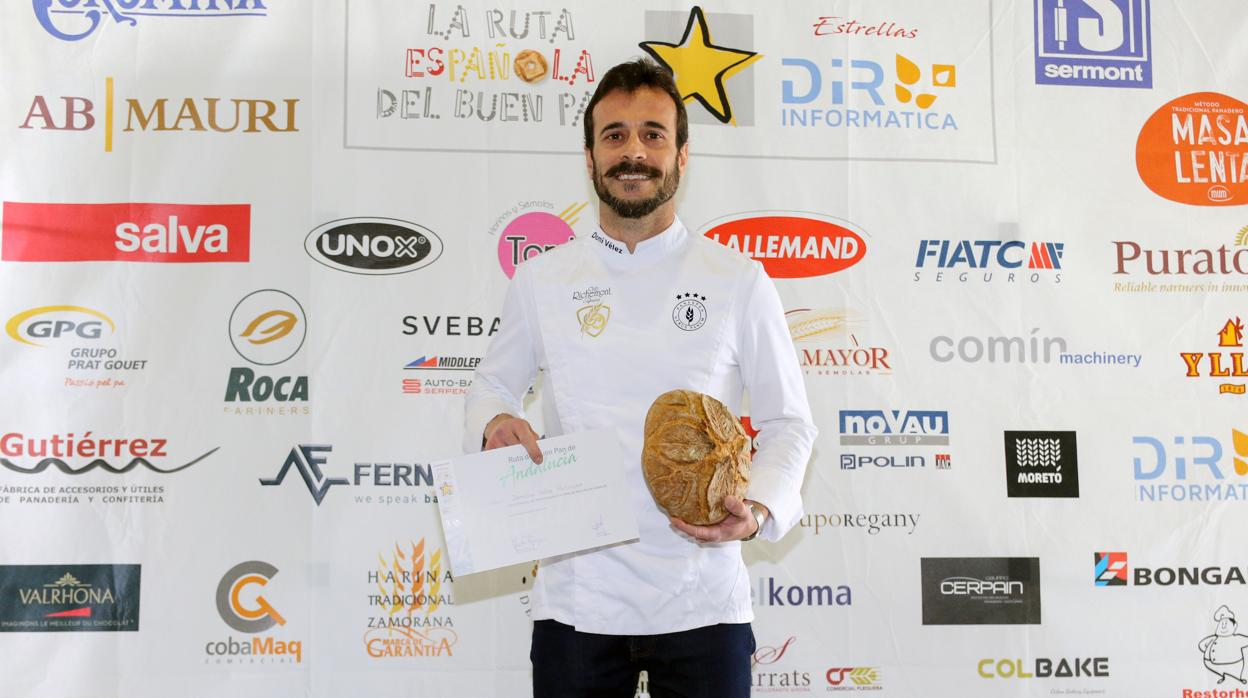 Domi Vélez muestra su elaboración ganadora y el diploma que lo acredita como uno de los mejores panaderos artesanos de Andalucía