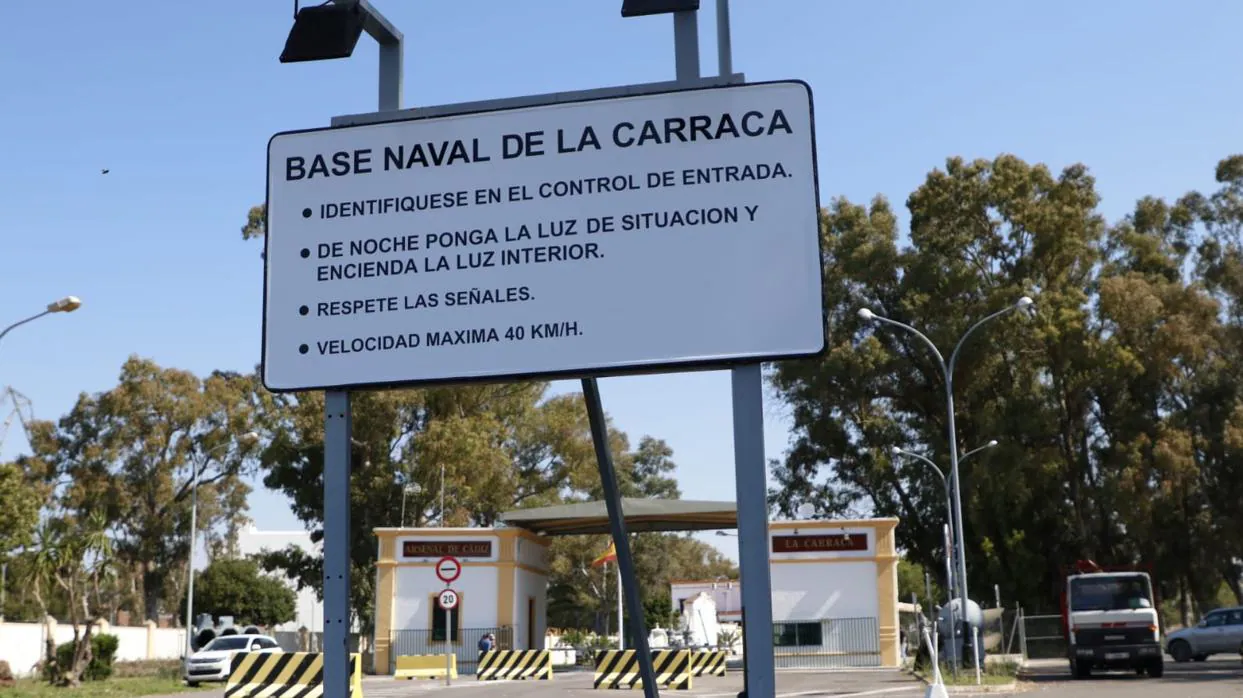Cartel a la entrada de La Carraca donde se puede leer su nueva denominación de Base Naval.