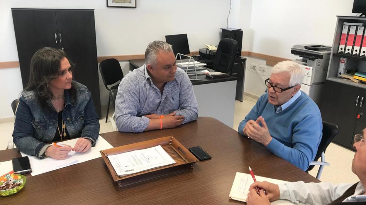 Domingo Villero y miembros de su equipo, en la asociación de vecinos de La Laguna.