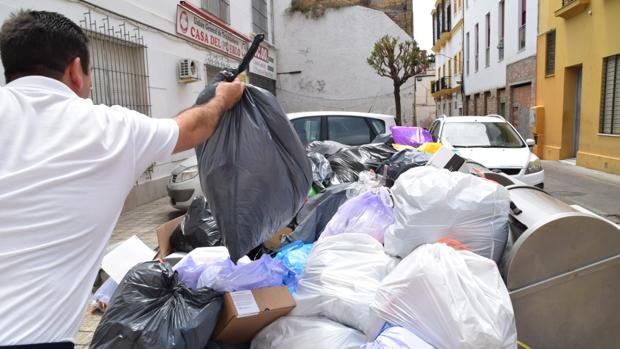 Sin acuerdo para que acabe la huelga de basura de El Puerto