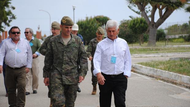 Asociaciones de vecinos y Ejército estrechan sus lazos en San Fernando