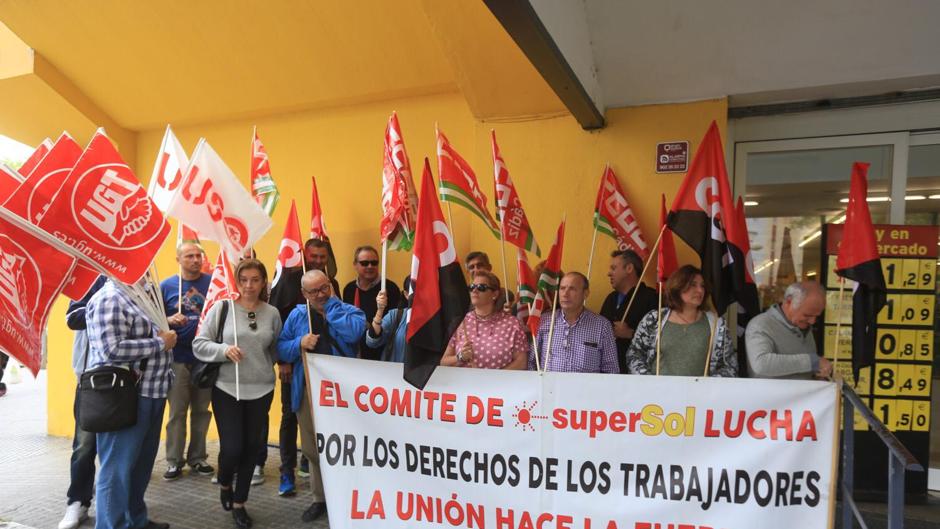 Trabajadores de Supersol se manifiestan por el ERE de la empresa