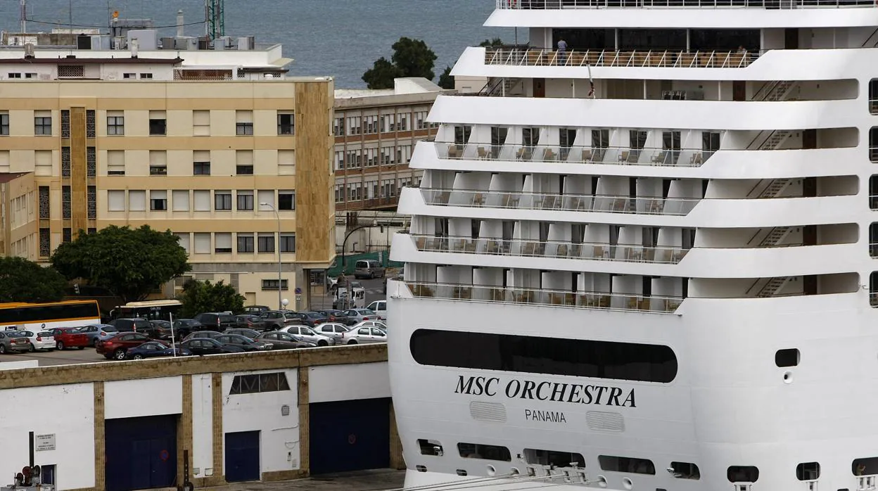 El buque 'MSC Orchestra' en Cádiz