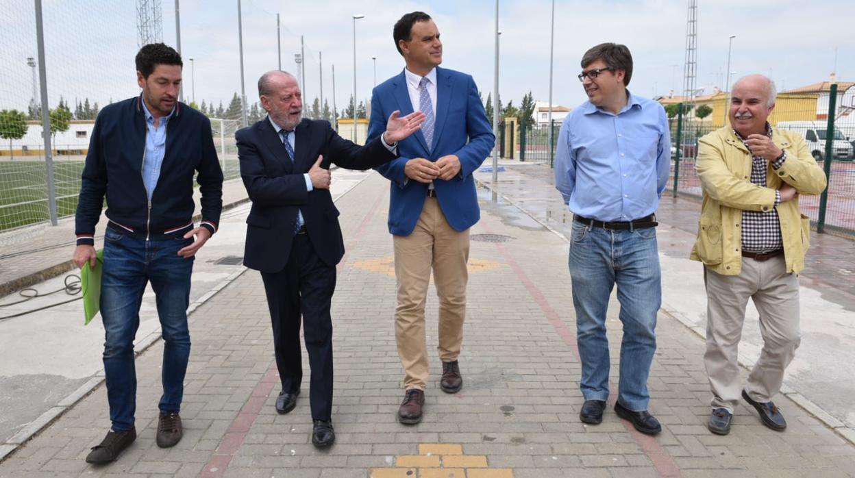 Fernando Rodríguez Villalobos y José Benito Barroso, segundo y tercero por la izquierda, durante la visita al polideportivo municipal