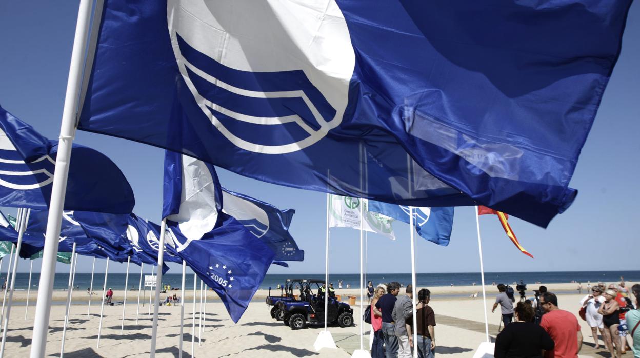 Las banderas azules en las playas de Cáduz.