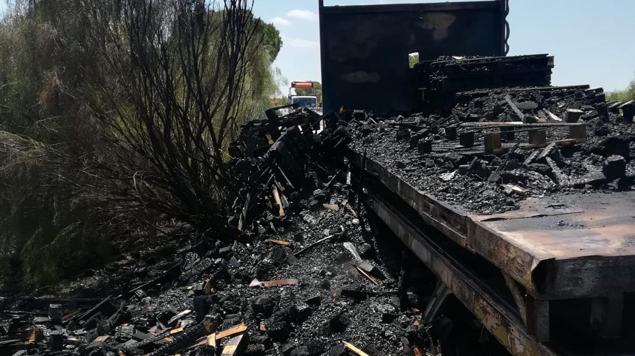 Sale ardiendo un camión en las proximidades de Jerez