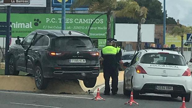 Un coche se sube a la rotonda del Eroski de Chiclana