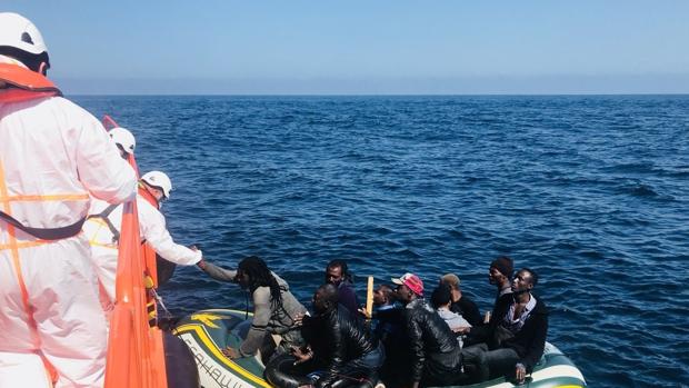 Rescatados 13 inmigrantes de una embarcación hinchable cruzando el Estrecho
