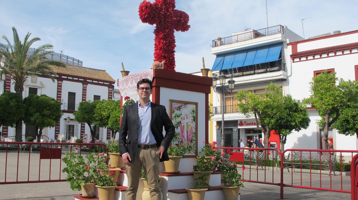 Diego Romero Vera, junto a la cruz que sirve de punto de encuentro en la plaza de España de Lebrija
