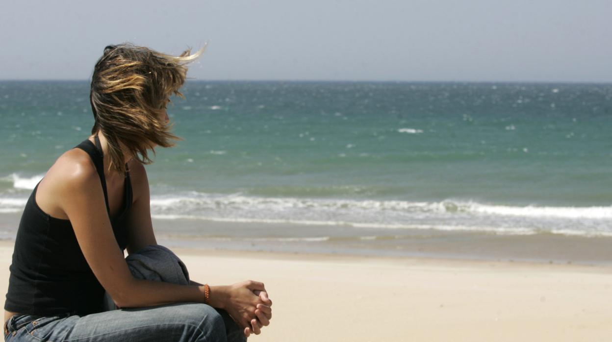 El tiempo en Cádiz: El levante fuerte arrasa con un soleado domingo de playa