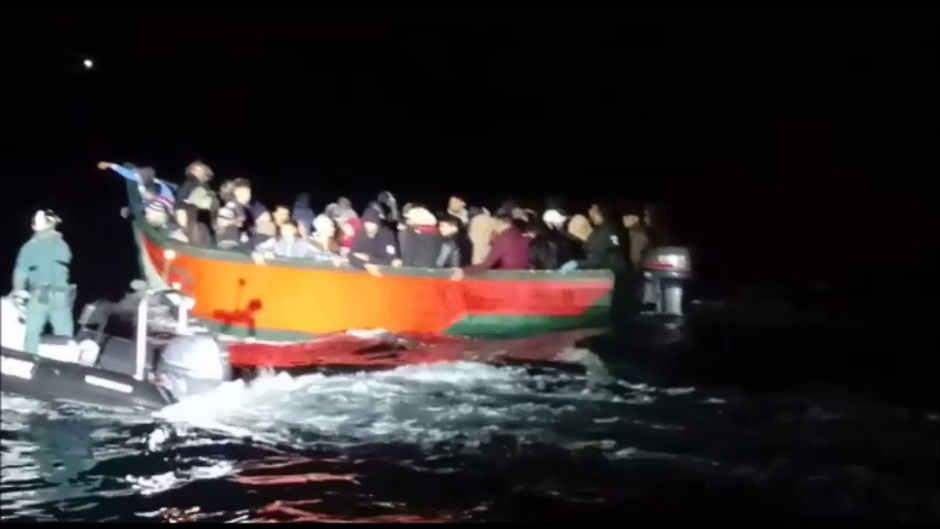 Así fue el rescate in extremis que evitó que una patera chocara contra las rocas en los Caños