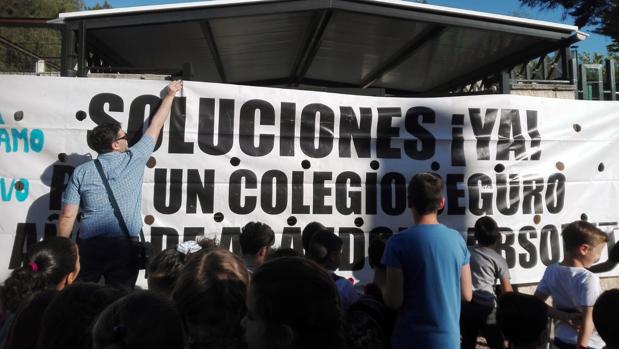 Vuelven las concentraciones a las puertas del colegio Ana Josefa Mateos de El Cuervo