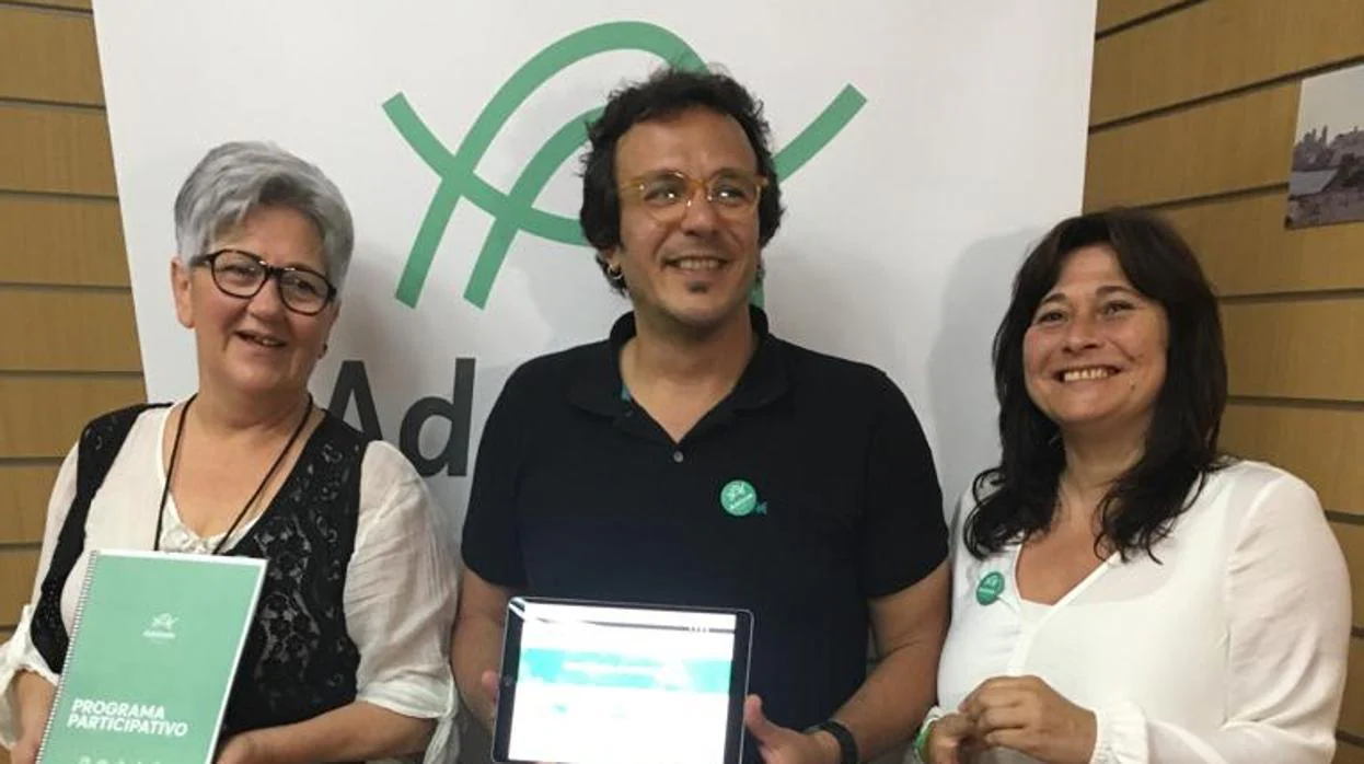 Kichi, junto a miembros de Adelante Cádiz mostrando la página web con el programa electoral.