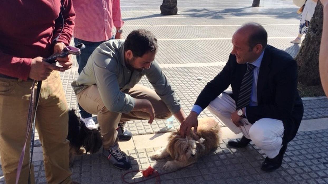 Juancho Ortiz antes de presentar su propuesta para las personas con mascotas, junto a la Punta de San Felipe.