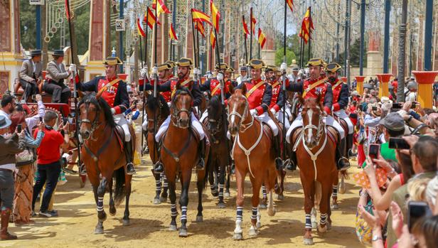 El Escuadrón de Caballería de la Guardia Civil recibe el Caballo de Oro