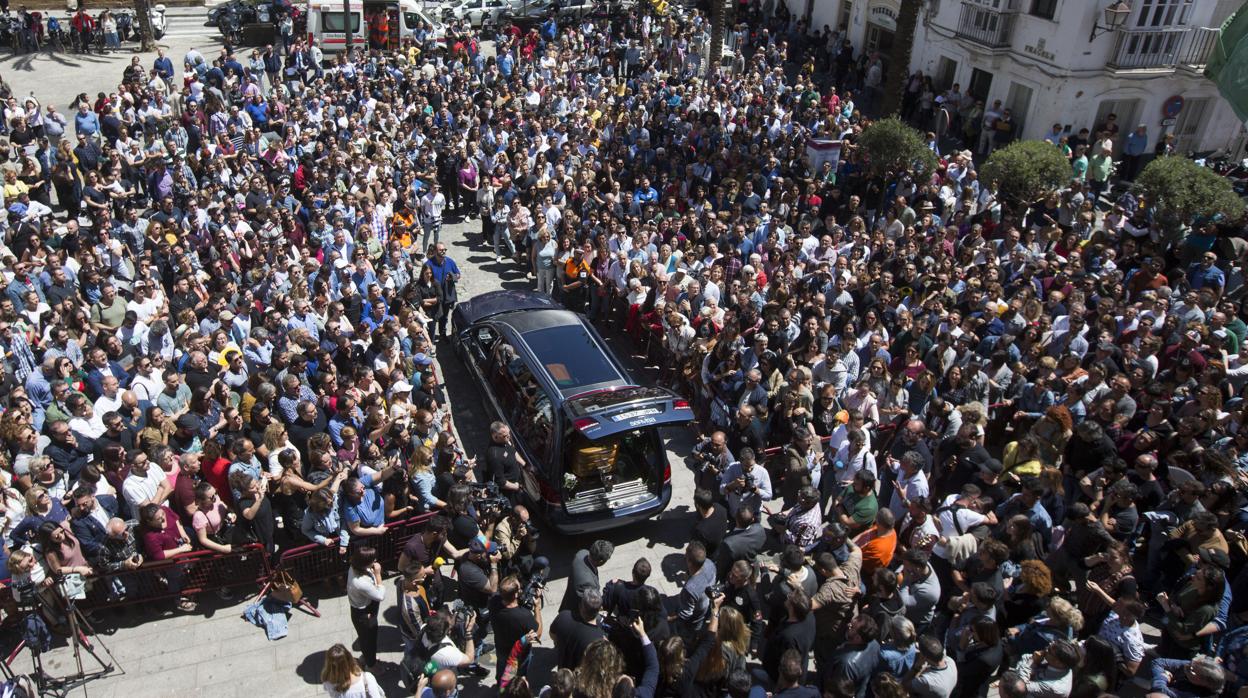 La Plaza Fragela, abarrotada, despide al coche fúnebre de Juan Carlos Aragón, al terminar la capilla ardiente.