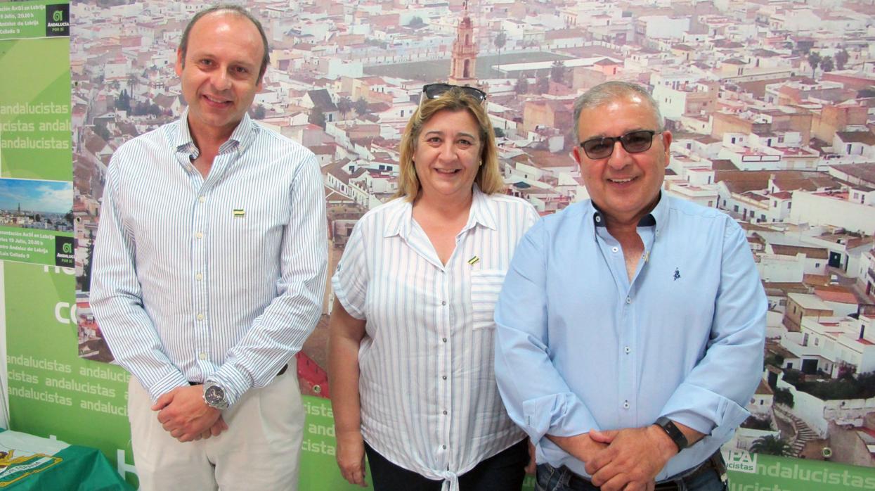 Francisco José Sánchez Cuéllar, María Isabel Aparicio Carrasco y Francisco Jiménez García, los concejales del último grupo municipal andalucista de Lebrija