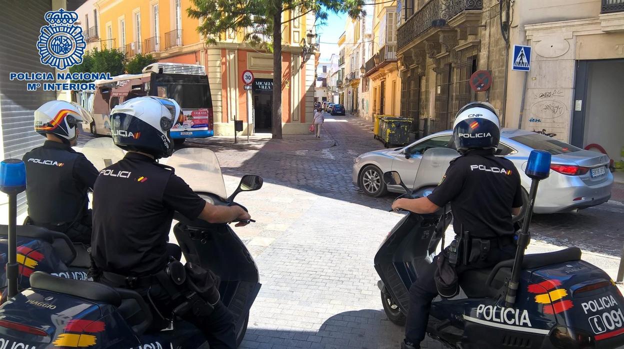 Destroza a patadas y puñetazos varios coches y motos en Jerez