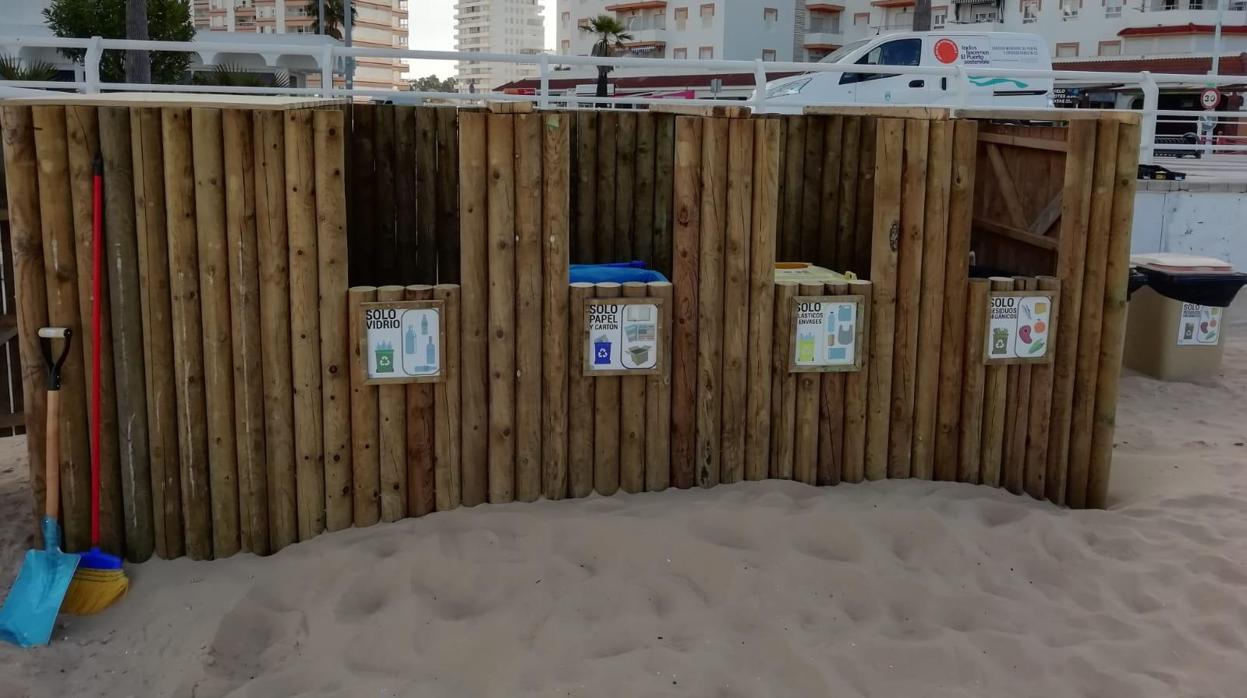 Una de las isletas para recoger residuos en la playa.