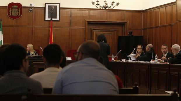 El jurado considera culpable al acusado de asesinar a su mujer en presencia de sus hijos en Olivares