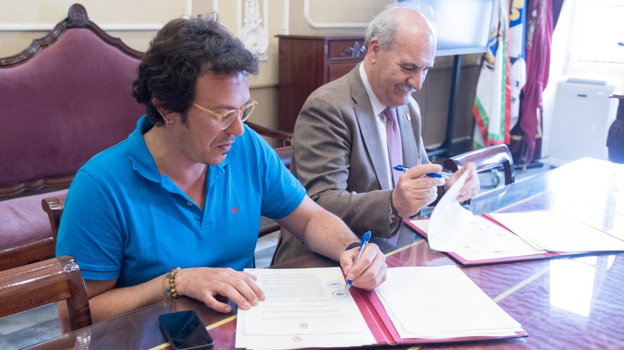 El alcalde firmando este martes el convenio con el Consejo Local de Hermandades y Cofradías.