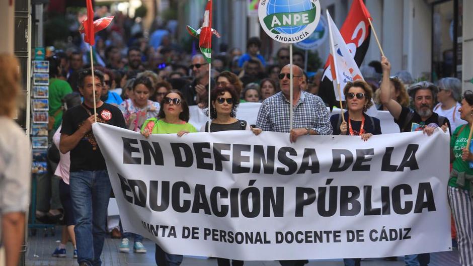 Manifestación en Cádiz contra el «desmantelamiento» de la escuela pública