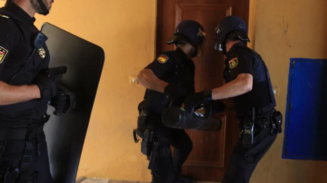 Agentes de la UPR entran en una de las viviendas de la Revolera, en El Puerto.