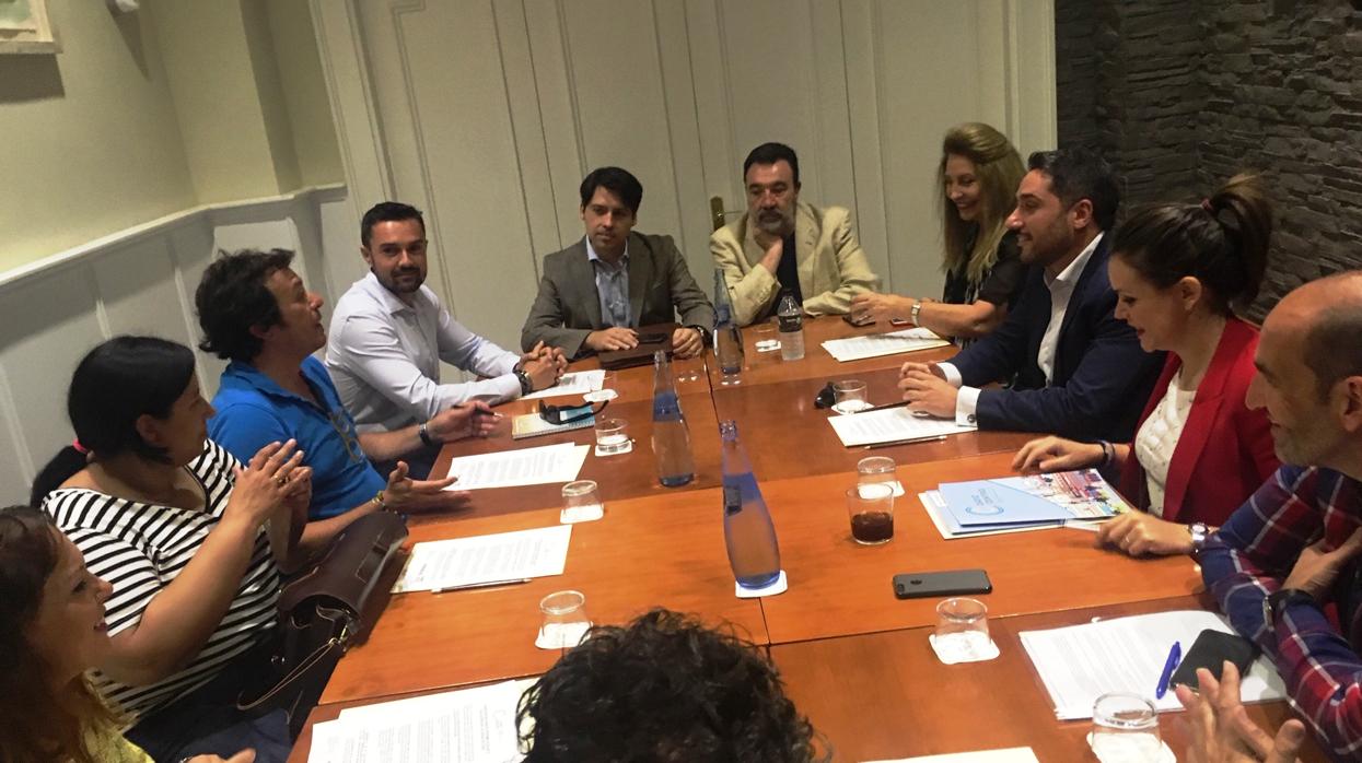 Un momento de la reunión del alcalde con los pequeños empresarios y comerciantes de Cádiz.