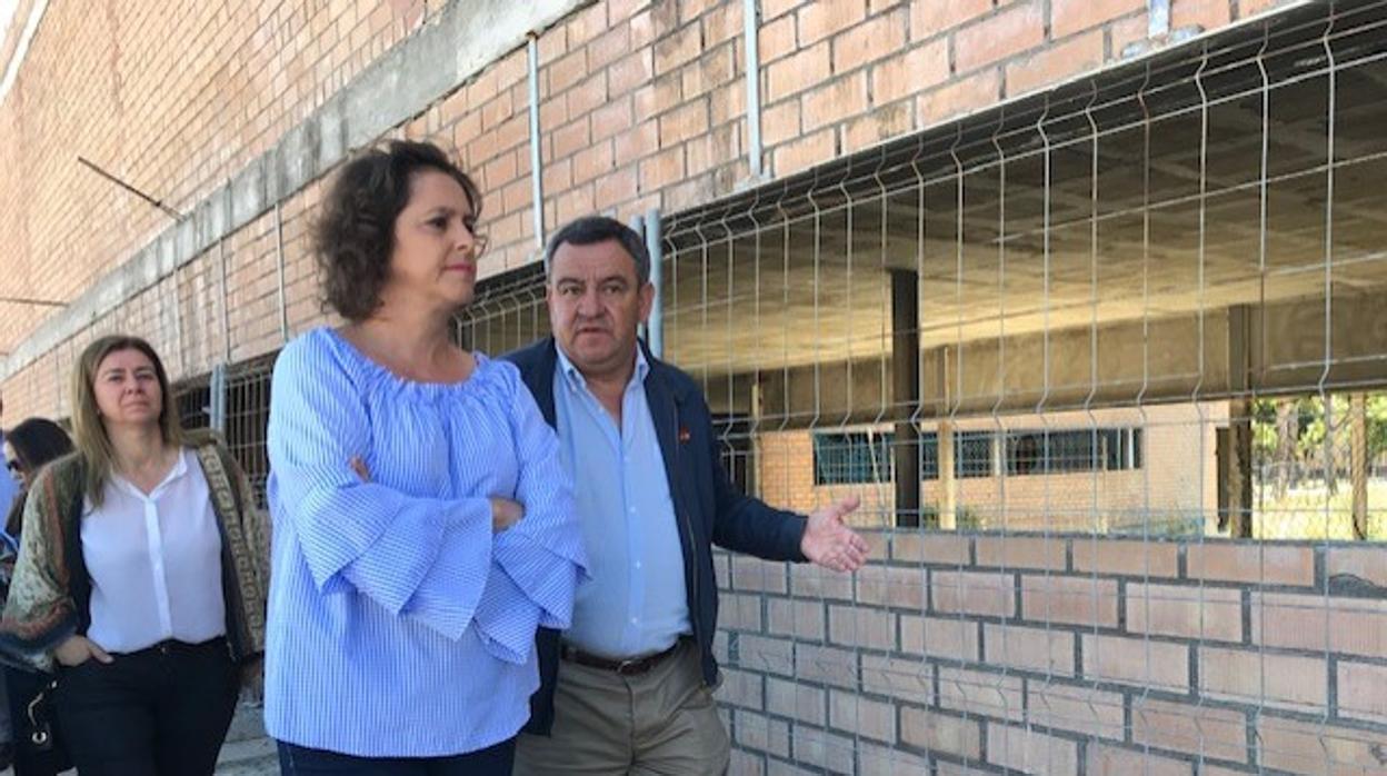 La viceconsejera de Salud, Lina García, con José Loaiza en el centro de Camposoto.