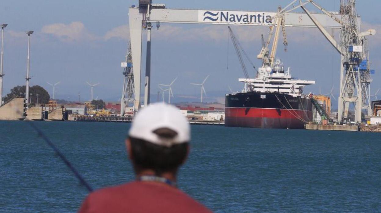 Vista parcial del 'Monte Ulía', atracado en el muelle del astillero de Puerto Real, donde recibe los últimos retoques