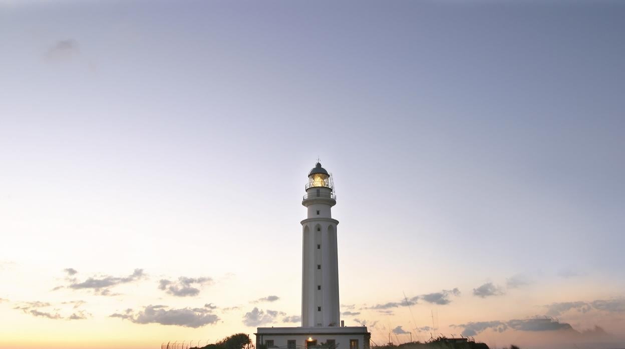 El Faro de Trafalgar preside el litoral barbateño